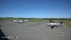 Pojezdová dráha C, benzinová stanice, runway