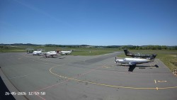 Pojezdová dráha C, benzinová stanice, runway