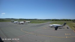 Pojezdová dráha C, benzinová stanice, runway