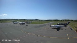 Pojezdová dráha C, benzinová stanice, runway