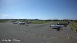 Pojezdová dráha C, benzinová stanice, runway