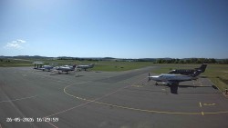 Pojezdová dráha C, benzinová stanice, runway