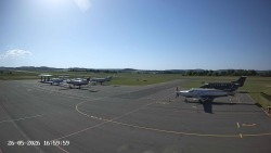 Pojezdová dráha C, benzinová stanice, runway