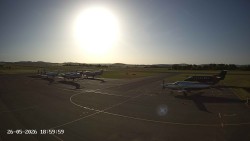 Pojezdová dráha C, benzinová stanice, runway