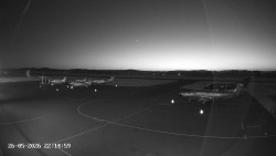 Pojezdová dráha C, benzinová stanice, runway