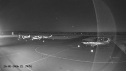 Pojezdová dráha C, benzinová stanice, runway