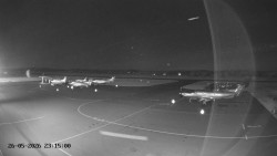 Pojezdová dráha C, benzinová stanice, runway