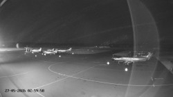 Pojezdová dráha C, benzinová stanice, runway