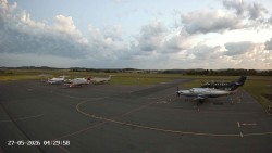Pojezdová dráha C, benzinová stanice, runway