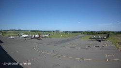 Pojezdová dráha C, benzinová stanice, runway