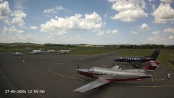 Pojezdová dráha C, benzinová stanice, runway