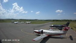 Pojezdová dráha C, benzinová stanice, runway