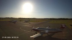 Pojezdová dráha C, benzinová stanice, runway