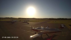 Pojezdová dráha C, benzinová stanice, runway
