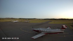 Pojezdová dráha C, benzinová stanice, runway