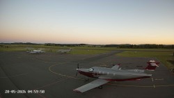 Pojezdová dráha C, benzinová stanice, runway