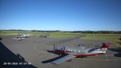 Pojezdová dráha C, benzinová stanice, runway