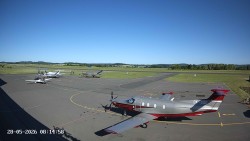 Pojezdová dráha C, benzinová stanice, runway