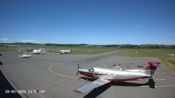 Pojezdová dráha C, benzinová stanice, runway