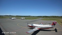Pojezdová dráha C, benzinová stanice, runway