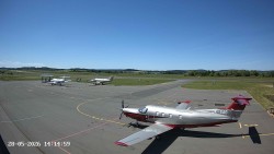 Pojezdová dráha C, benzinová stanice, runway