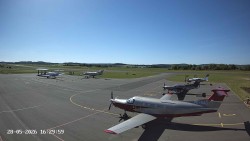 Pojezdová dráha C, benzinová stanice, runway