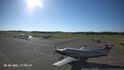 Pojezdová dráha C, benzinová stanice, runway