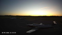 Pojezdová dráha C, benzinová stanice, runway