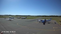Pojezdová dráha C, benzinová stanice, runway