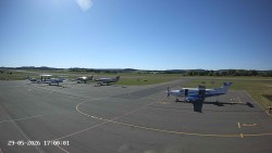 Pojezdová dráha C, benzinová stanice, runway