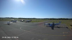 Pojezdová dráha C, benzinová stanice, runway