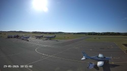 Pojezdová dráha C, benzinová stanice, runway