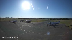 Pojezdová dráha C, benzinová stanice, runway