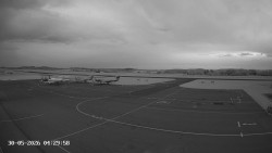 Pojezdová dráha C, benzinová stanice, runway
