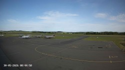 Pojezdová dráha C, benzinová stanice, runway