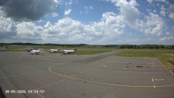 Pojezdová dráha C, benzinová stanice, runway