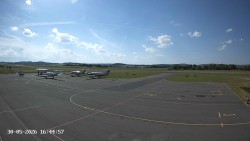 Pojezdová dráha C, benzinová stanice, runway