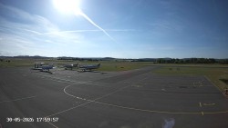 Pojezdová dráha C, benzinová stanice, runway