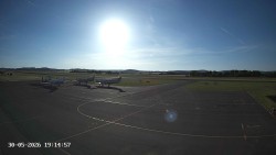 Pojezdová dráha C, benzinová stanice, runway