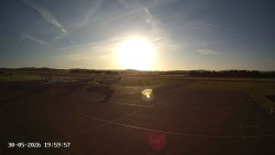 Pojezdová dráha C, benzinová stanice, runway
