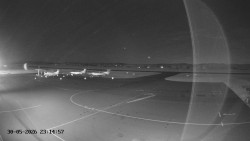 Pojezdová dráha C, benzinová stanice, runway