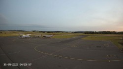 Pojezdová dráha C, benzinová stanice, runway
