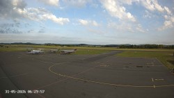 Pojezdová dráha C, benzinová stanice, runway