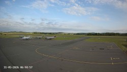 Pojezdová dráha C, benzinová stanice, runway