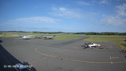 Pojezdová dráha C, benzinová stanice, runway