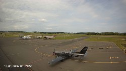 Pojezdová dráha C, benzinová stanice, runway