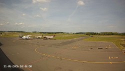 Pojezdová dráha C, benzinová stanice, runway