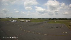 Pojezdová dráha C, benzinová stanice, runway
