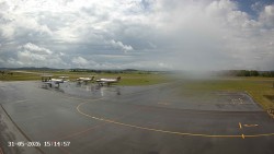 Pojezdová dráha C, benzinová stanice, runway