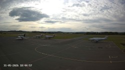 Pojezdová dráha C, benzinová stanice, runway